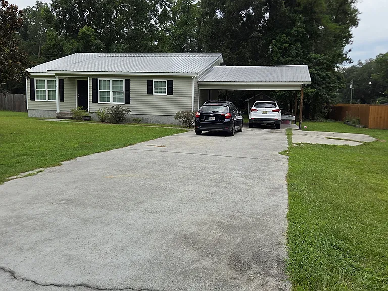 334 Bay Ln — Photo 2