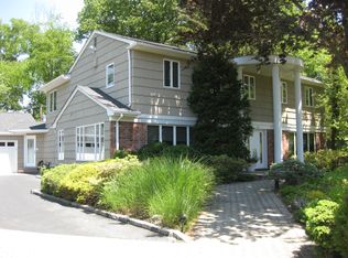 126 Tara Dr, Roslyn, NY 11576