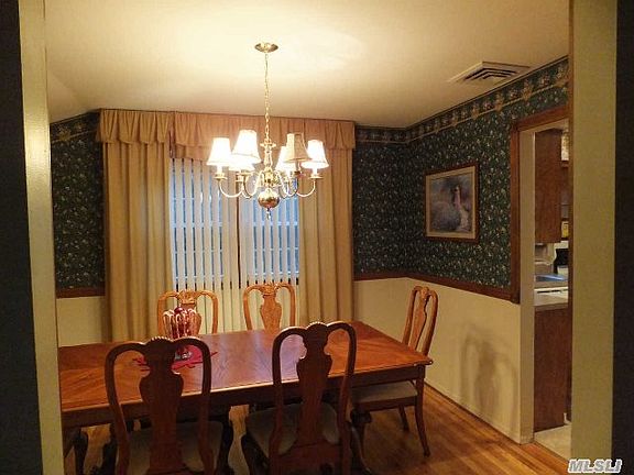 4th image of 12 Robinhood Ln