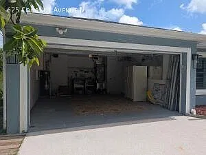625 Coconut Avenue N Pool — Photo 2