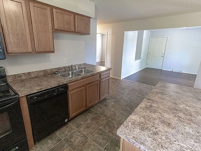 1015 W Ash St — Photo 11