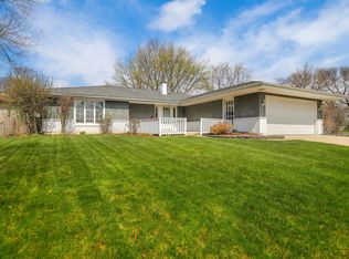 2S104 Mayfield Ln, Glen Ellyn, IL 60137