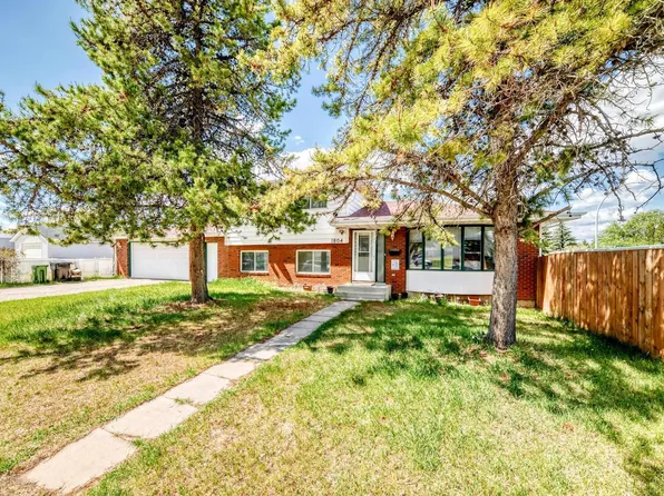 1804 51st St NW, Edmonton, AB T6L 1K1