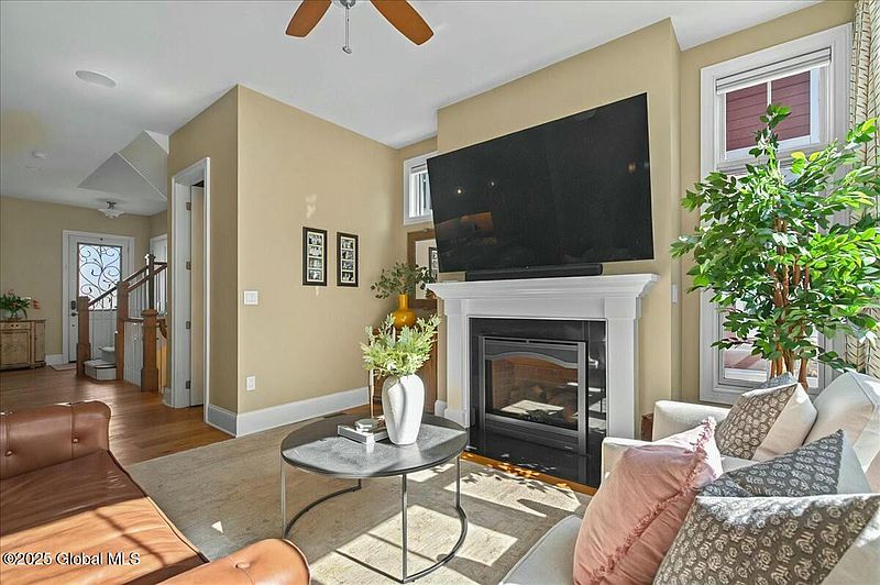 5th image of 108A Division Street