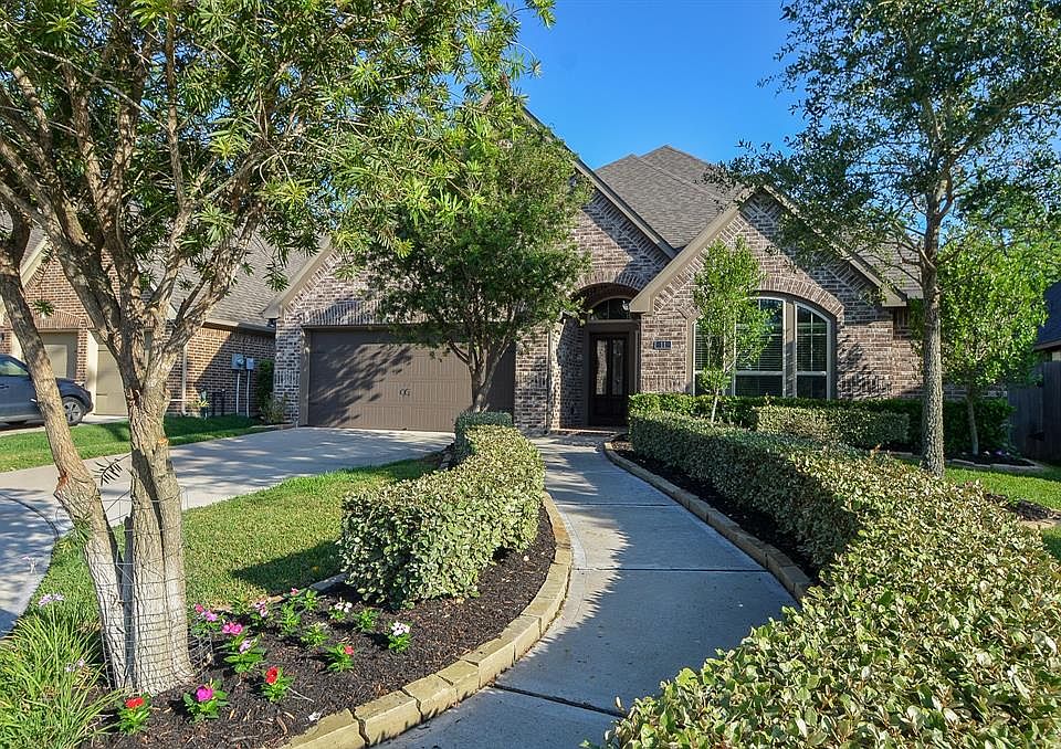 1st image of 11 Bear Grove Dr