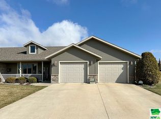 1074 16th St SE, Sioux Center, IA 51250