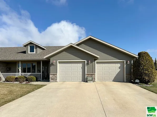 1074 16th St SE, Sioux Center, IA 51250