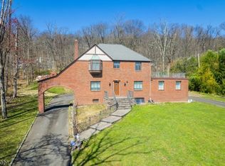 77 East Dr, Watchung, NJ 07069