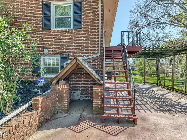 908 Meadow Ln — Photo 43