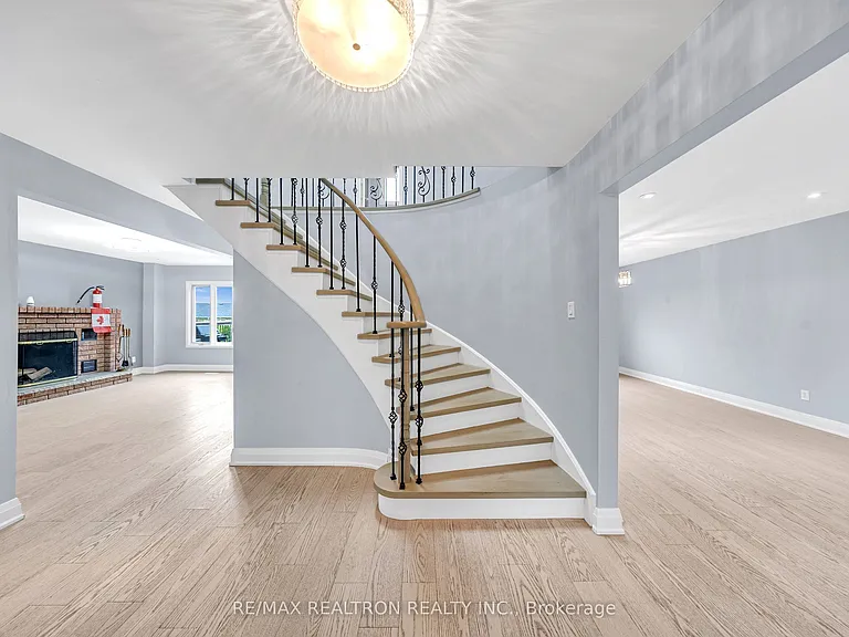 141 Hialeah Cres #UPPER — Photo 2