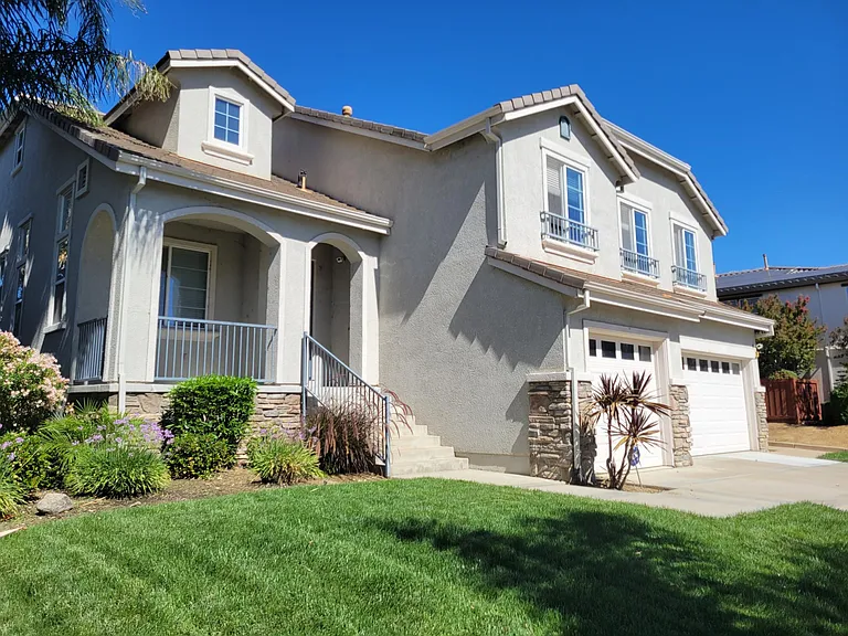 385 Roundhill Dr — Photo 2