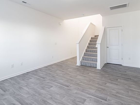 4th image of 121 Lorcan Ln