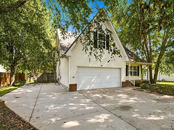 4th image of 2820 Weybridge Dr