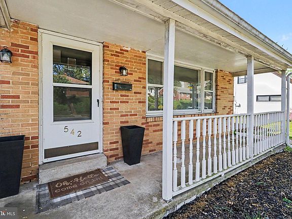 3rd image of 542 W Areba Ave