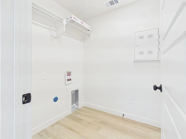 8911 Hockley St — Photo 32