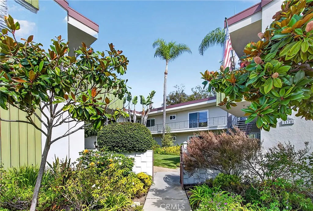 2 bed, 984 sqft, $3,995 — Photo 1