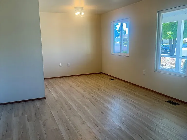 194 Olympic Cir — Photo 1