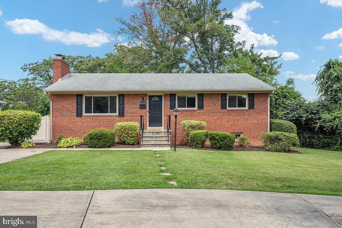 4 bed, 2.0 bath, 2125 sqft, $3,950 — Photo 2