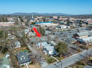 337 1st Ave W, Hendersonville, NC 28739