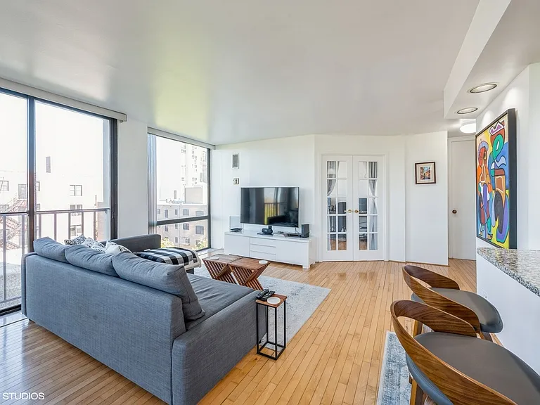 345 W Fullerton Pkwy #801 — Photo 2
