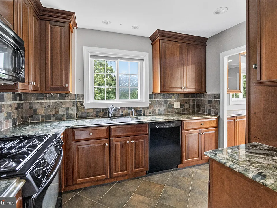 3250 Martha Custis Dr