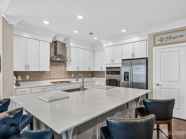 2 Vizcaya Dr, Monroe Township, NJ 08831