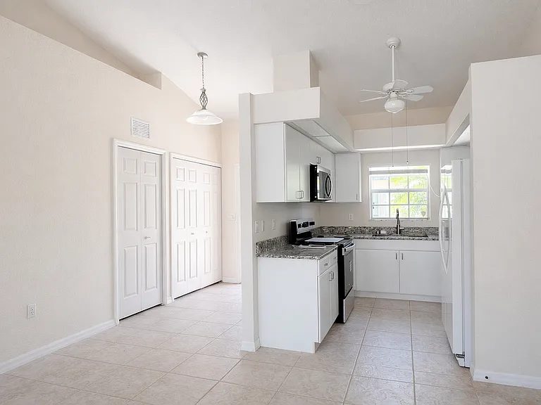 211 Rotonda Blvd W #B — Photo 10
