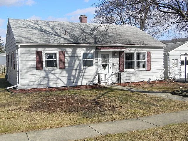 176 Catalpa Dr photo 1