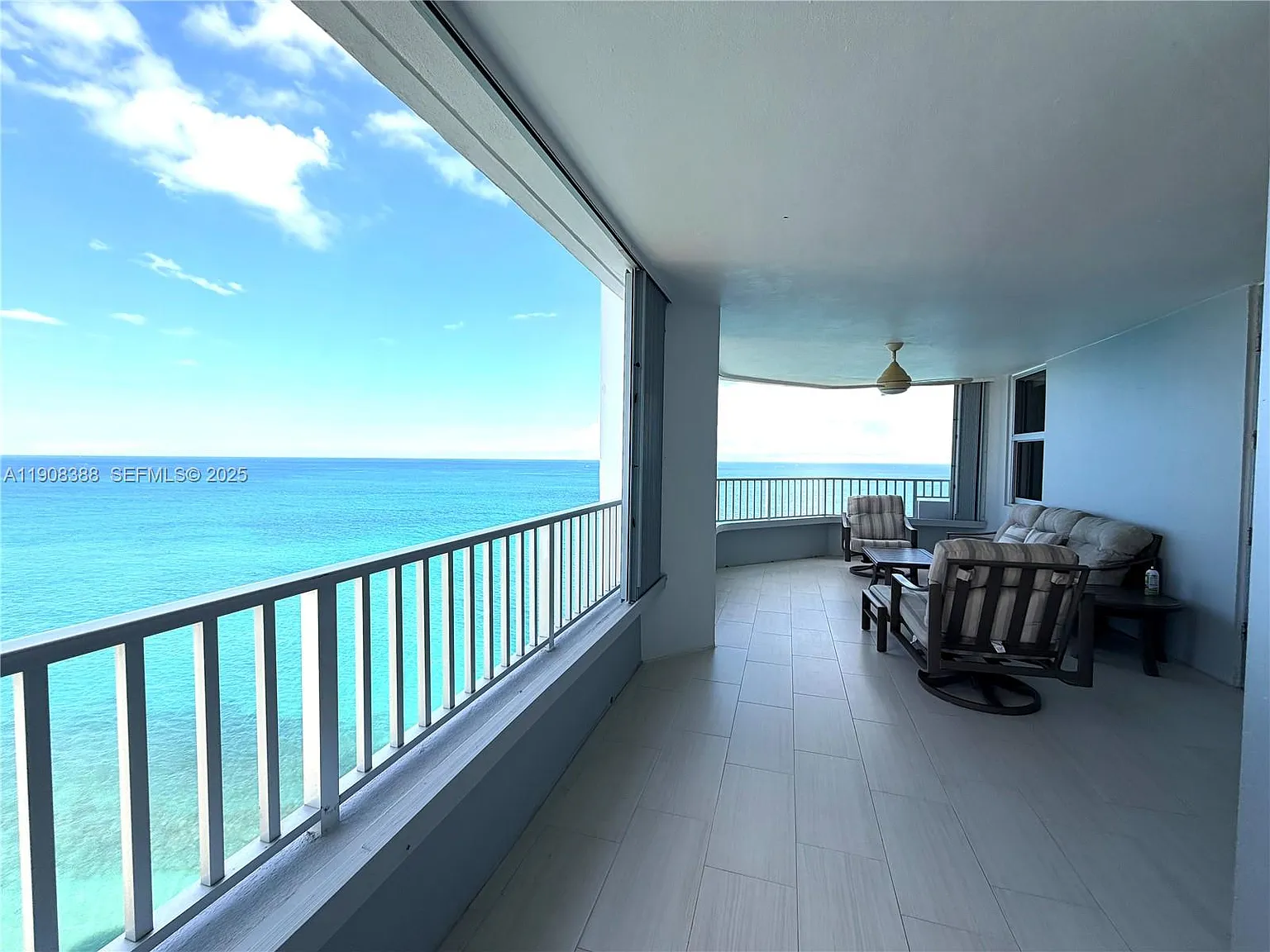 Corniche Condo — Photo 2