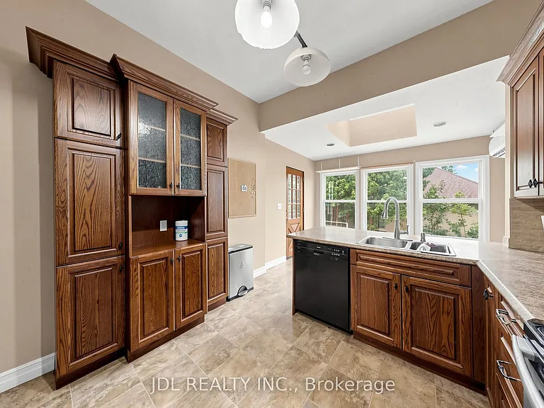 100 Roxborough Rd — Photo 12