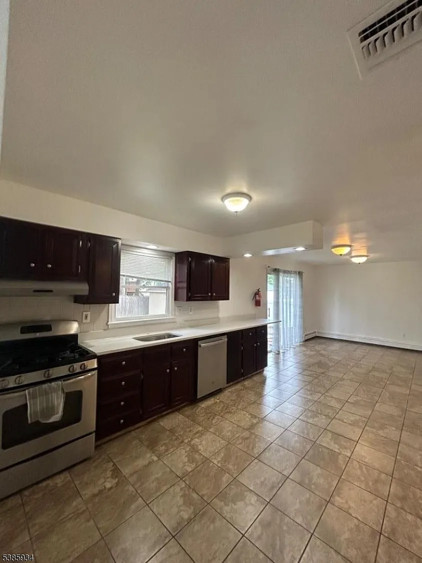 4 bed, 2.5 bath, 2000 sqft, $4,000 — Photo 4