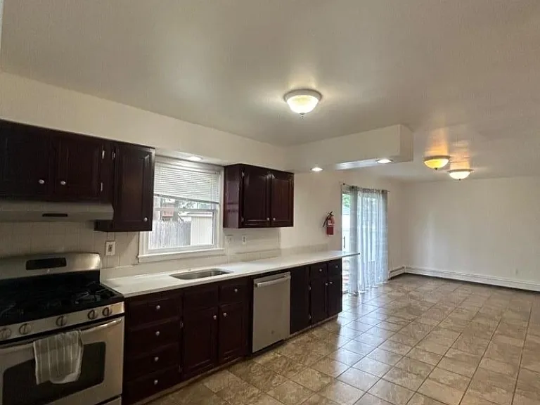 86 Kingston Rd — Photo 4