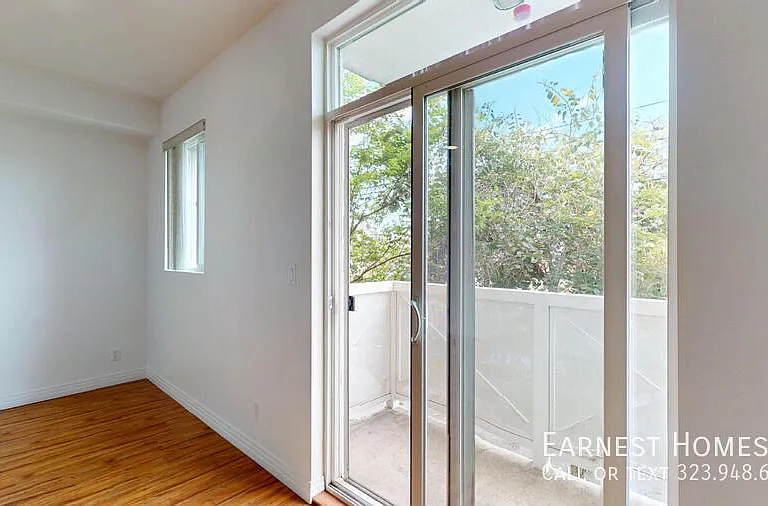11622 Oxnard St — Photo 4