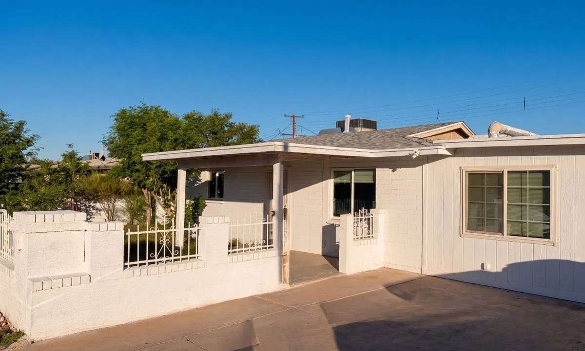 5 bed, 2.0 bath, 1374 sqft, $2,350 — Photo 1