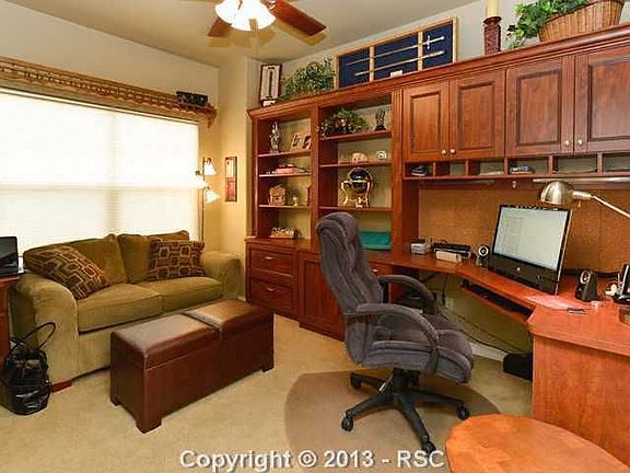 Office w/built in desk 