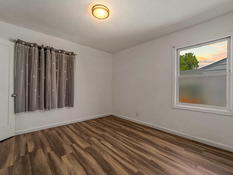 560 Russell St — Photo 31