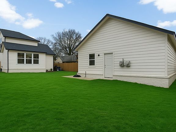 Oversized garage, huge yard, and electric gate 
Garage also has solar panels (renter will have to set up membership)