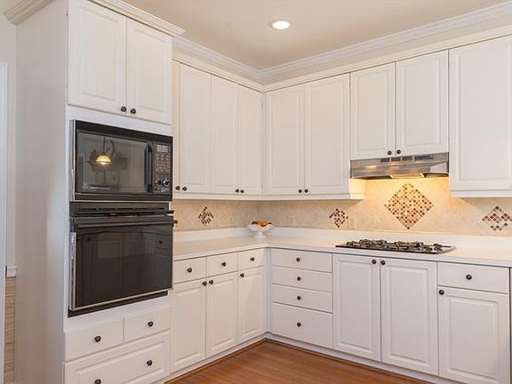 Kitchen with Breakfast Bar