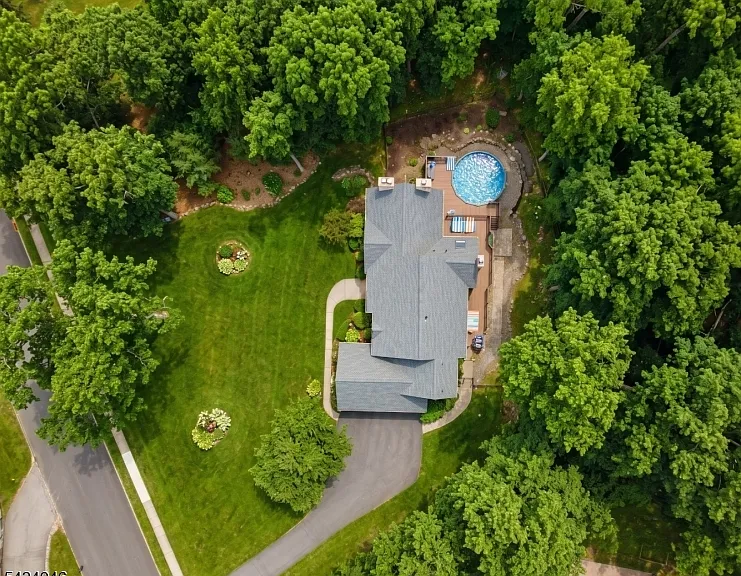 11 Rosewood Ln — Photo 1
