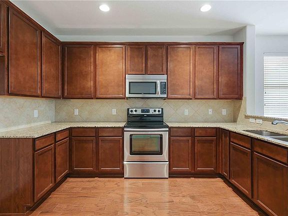 3rd image of 13040 Sierra View Dr
