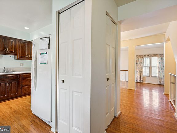 3rd image of 4462 Holly Ave