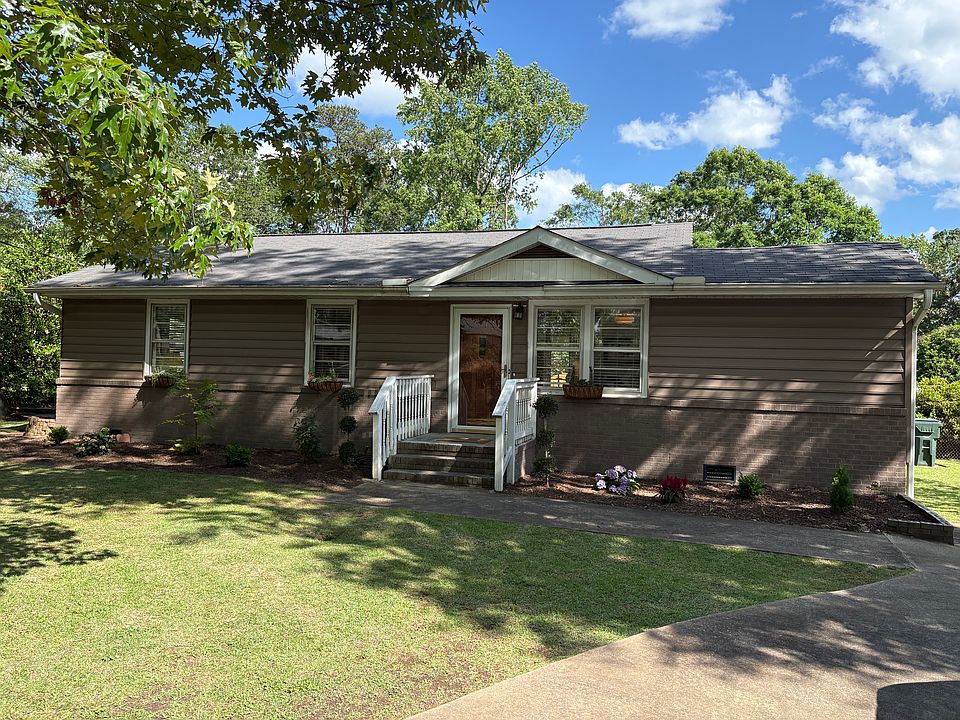 Charming curb appeal, located in a cul-de-sac!