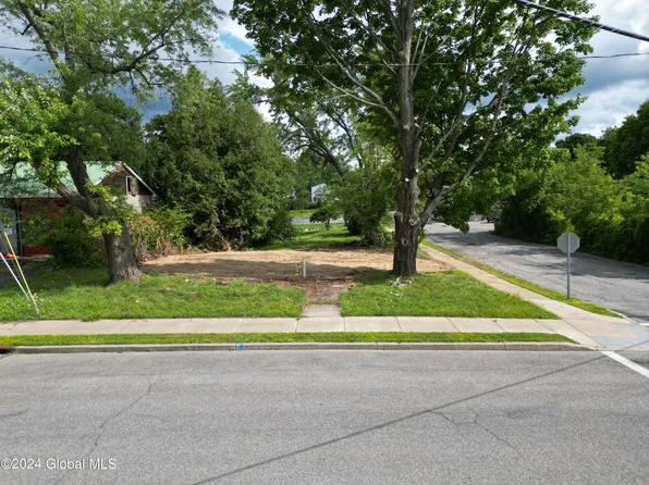 16 Pine St, Corinth, NY 12822