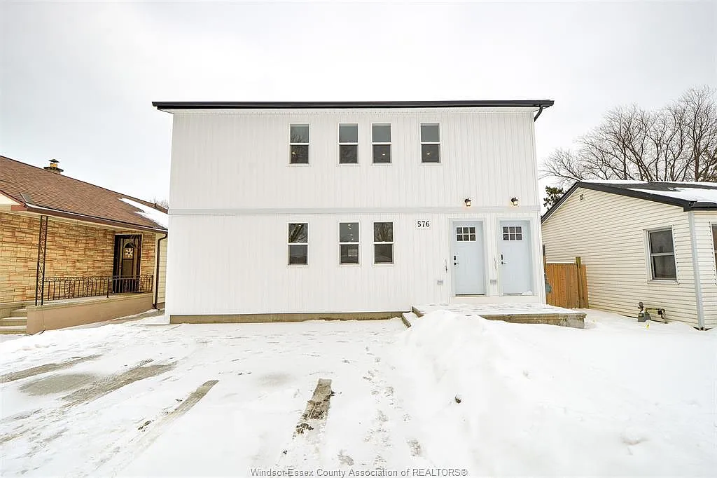 576 Elinor St photo 1