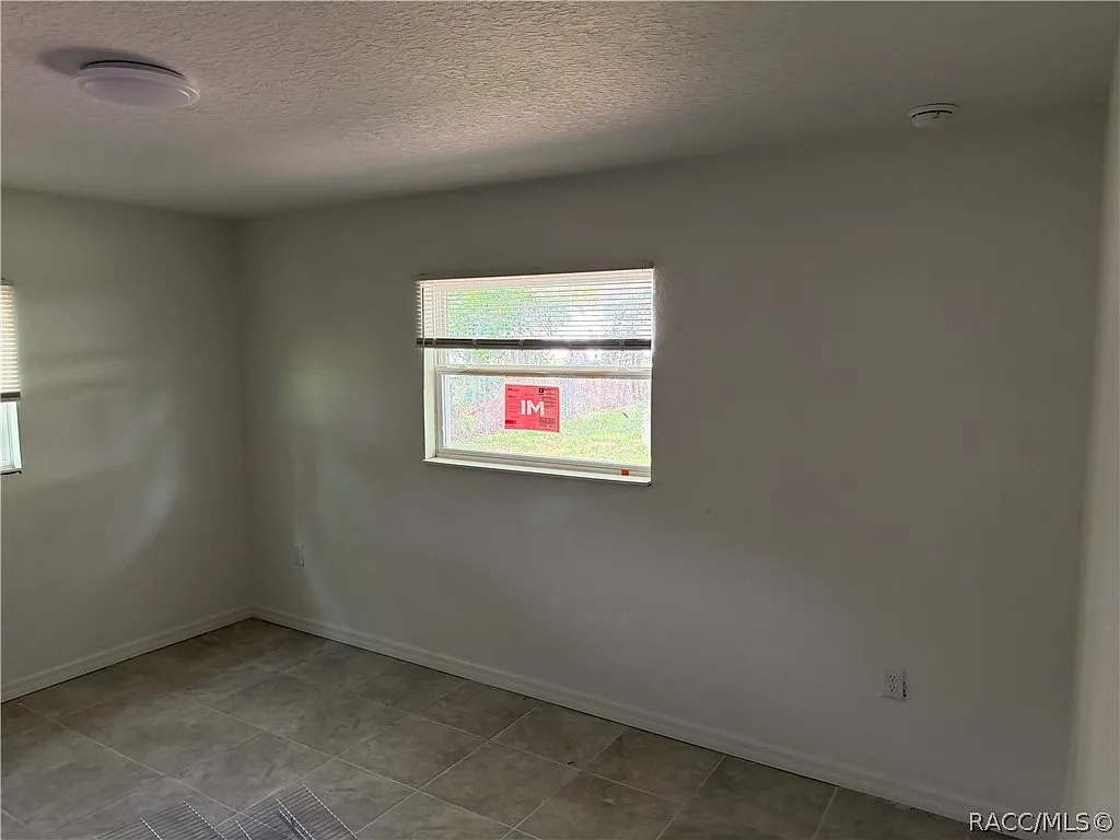 3 bed, 882 sqft, $1,450 — Photo 3