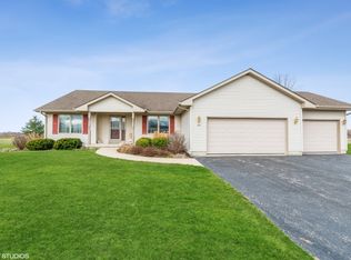 104 Hickory Ln, Kirkland, IL 60146