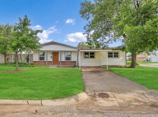 802 E 8th St, Cordell, OK 73632