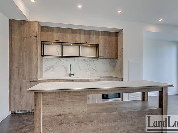 2nd image of 505 Richmond St W #918