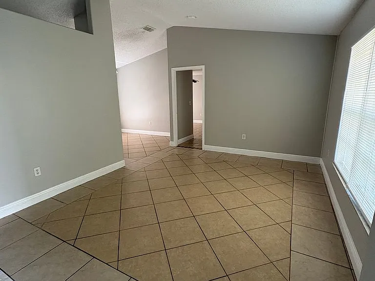 305 Colonade Ct — Photo 3