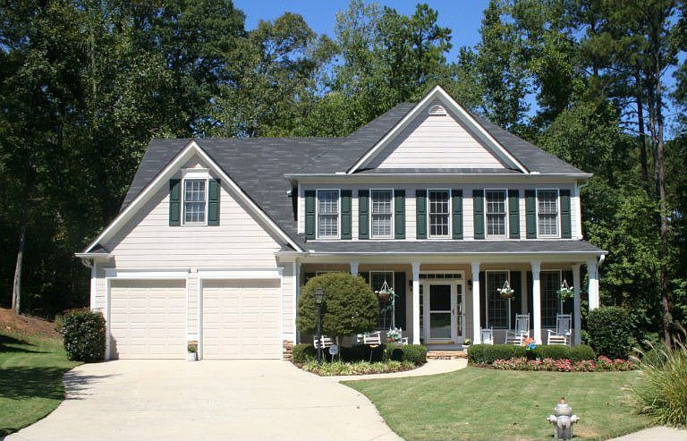 Great! Curb Appeal located in Cul-De-Sac